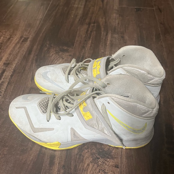 Nike Lebron James 599264-001 Solider 7 Sonic Yellow Shoes Size 11 - Picture 3 of 7